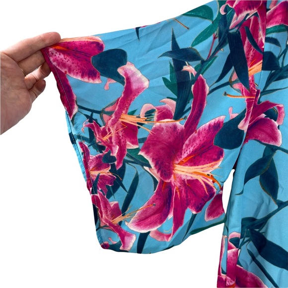 Adrienne Blue Hawaiian Floral Tie Front Top with Flowy Sleeves size M - Picture 4 of 7